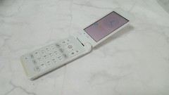 Kyocera GRATINA KYF31 4G Flip Phone – white– Unlocked SIM Free – From Japan