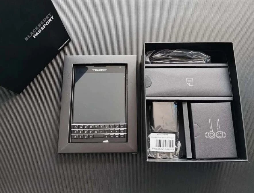 Unlocked BlackBerry Passport Q30 (SQW100-1) 32GB+3GB Black Smartphone Gift