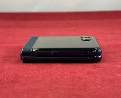 Motorola razr 2025 256GB (Unlocked) – PANTONE Gibraltar Sea